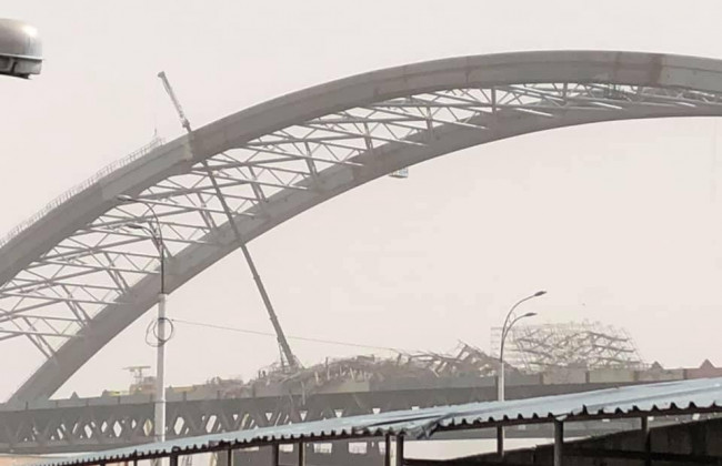 В Киеве обрушились строительные леса Подольского моста из-за пылевой бури