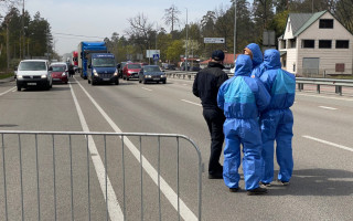 На в’їзді до Києва зупинили десятки людей з високою температурою