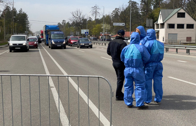 На в’їзді до Києва зупинили десятки людей з високою температурою