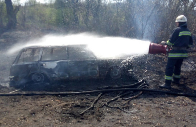 Потужна пожежа під Полтавою: вогонь від очерету перекинувся на автомобіль