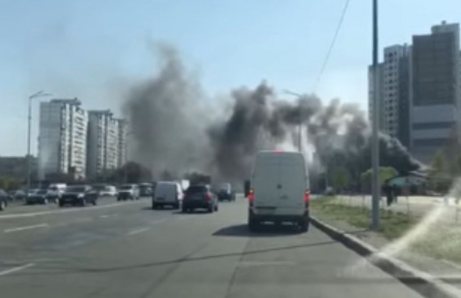 Серьезный пожар в Киеве: вблизи озера Солнечное горел ресторан, видео