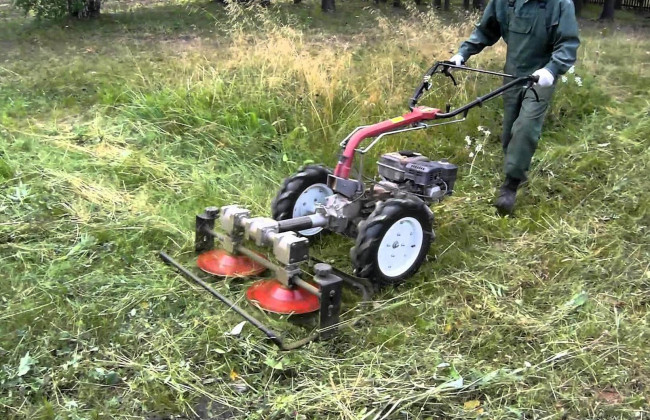 На Чернігівщині чоловік на мотоблоці із косаркою переїхав жінку
