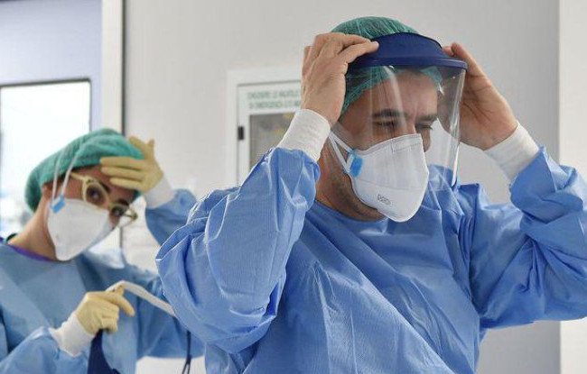 Украинским врачам-инфекционистам урезали апрельские зарплаты