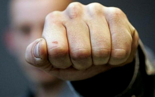 Отказывался оплачивать проезд: в Киеве таксист устроил драку с пассажиром, видео