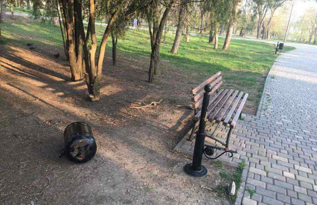 В Одессе вандалы «атаковали» парк, фото