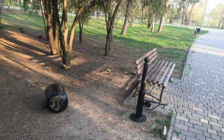 В Одессе вандалы «атаковали» парк, фото