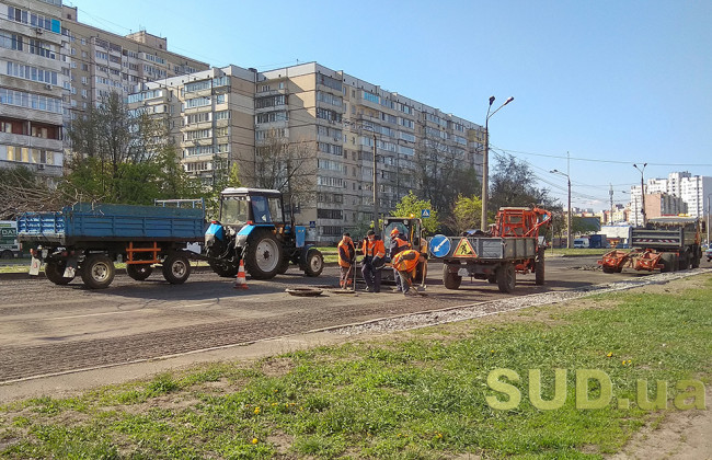 Ремонт дорог и нескончаемые очереди за соцвыплатами у Ощадбанка — как живет Киев во время карантина 21 апреля, фото