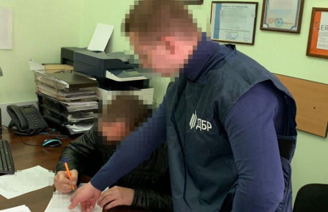 Побив матір: екс-працівник колонії за допомогою хабара хотів уникнути відповідальності