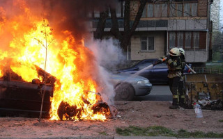 В Киеве во дворе дома сгорел автомобиль Peugeot, фото