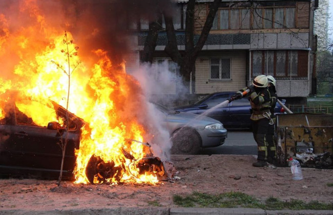 В Киеве во дворе дома сгорел автомобиль Peugeot, фото