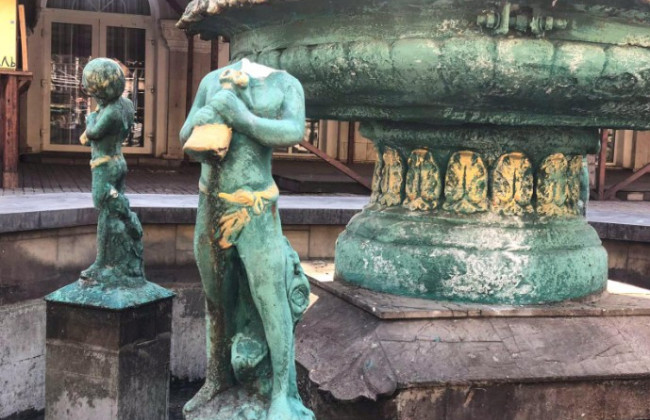 У Бердянську вандали розбили скульптуру в новому фонтані: фото