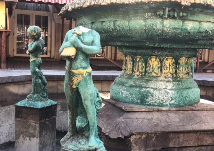У Бердянську вандали розбили скульптуру в новому фонтані: фото