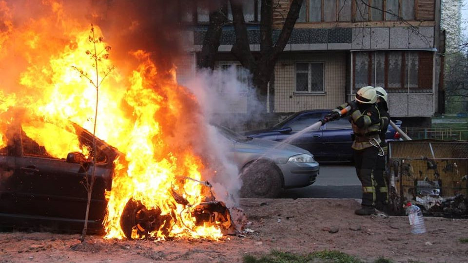 В Киеве во дворе дома сгорел автомобиль Peugeot, фото