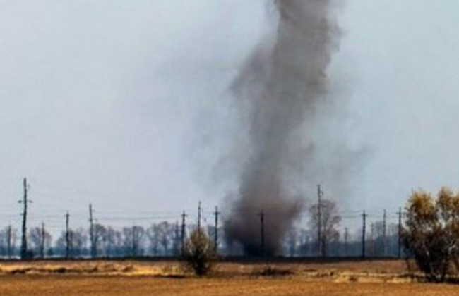 Под Киевом зафиксировали три больших песчаных вихря: есть фото
