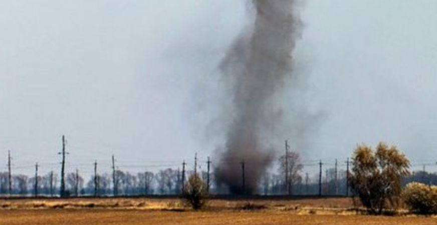 Под Киевом зафиксировали три больших песчаных вихря: есть фото