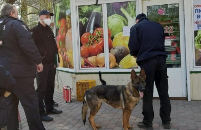 Дерзкое ограбление в Киеве: покупатель напал на продавщицу