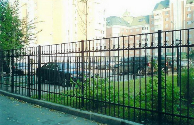 Як правомірно звести огорожу на прибудинковій території багатоквартирного будинку