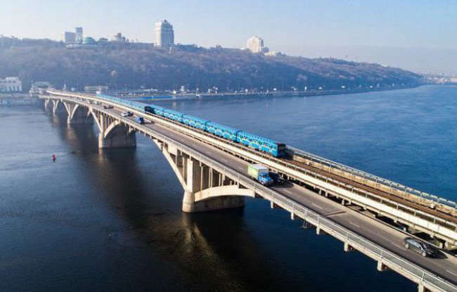 Самоубийство в прямом эфире: в Киеве девушка пыталась спрыгнуть с моста