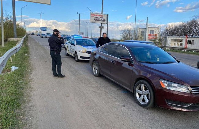 В Харькове копы остановили пьяного священника за рулем, который еле стоял на ногах: фото