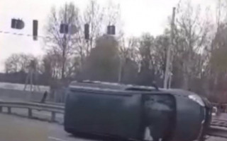 В Киевской области автомобиль влетел в отбойник и перевернулся, видео