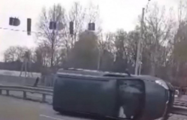 В Киевской области автомобиль влетел в отбойник и перевернулся, видео