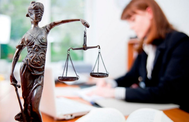 Створювала штучні алібі злочинцям: адвокату повідомлено про підозру