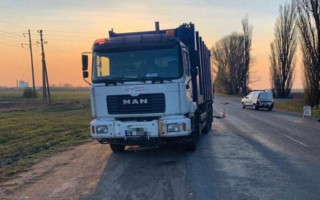 Получил множественные травмы: под Киевом фура сбила подростка на велосипеде