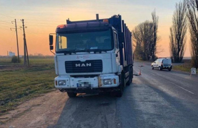 Получил множественные травмы: под Киевом фура сбила подростка на велосипеде