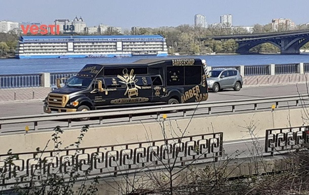 В Киеве заметили барбершоп на колесах, фото