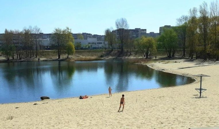 Кияни відкрили пляжний сезон в розпал карантину, фото