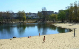 Кияни відкрили пляжний сезон в розпал карантину, фото