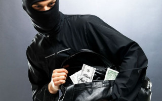 Схватил деньги и скрылся: в Киеве вор обчистил магазин