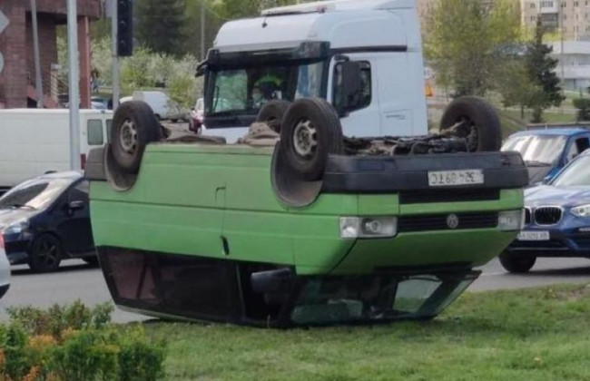 Серьезное ДТП в Киеве: микроавтобус перевернулся на крышу, фото