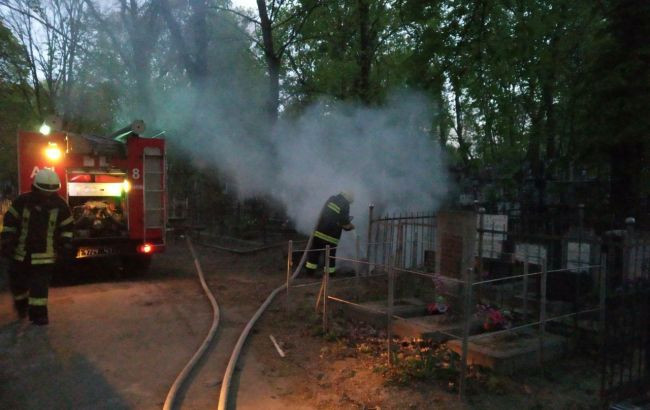 В Киеве вспыхнул пожар на Байковом кладбище: подробности