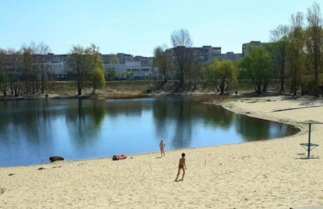 Кияни відкрили пляжний сезон в розпал карантину, фото