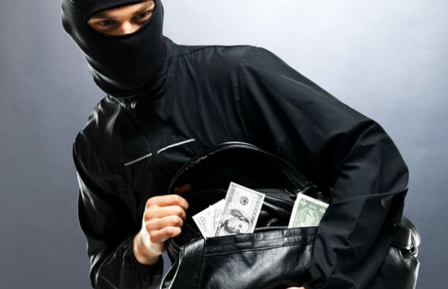 Схватил деньги и скрылся: в Киеве вор обчистил магазин