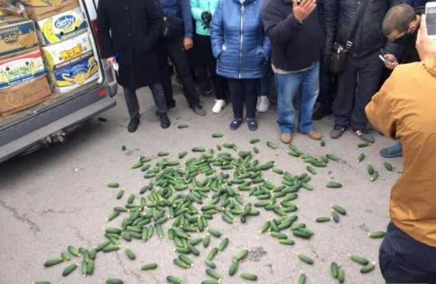 Закидають машини огірками: під Херсоном фермери вийшли на протест проти закриття ринків, фото