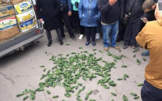 Закидають машини огірками: під Херсоном фермери вийшли на протест проти закриття ринків, фото