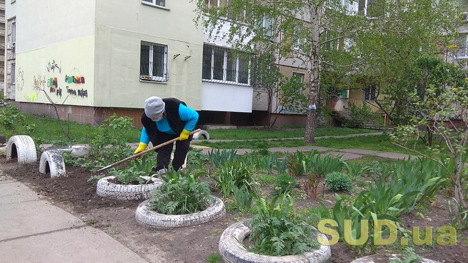 Ни одного неухоженного клочка земли: горожане озеленяют свои дворы и скверы  — бытописание киевского карантина 27 апреля, фото