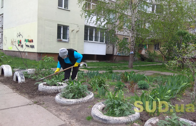 Ни одного неухоженного клочка земли: горожане озеленяют свои дворы и скверы  — бытописание киевского карантина 27 апреля, фото