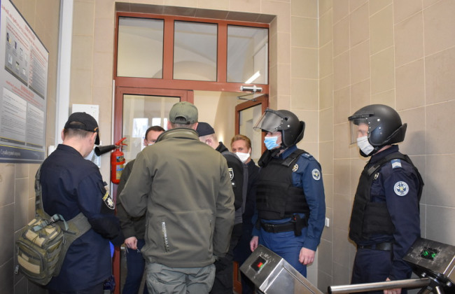 У Києві адвокат намагався пронести до Печерського райсуду вибухівку: фото