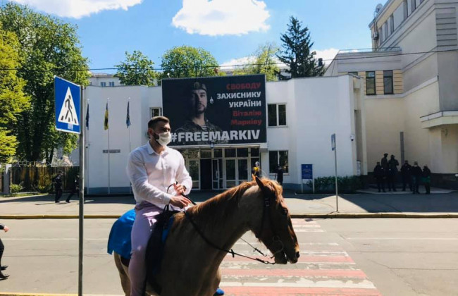 Пловец из Гидропарка приехал к Авакову на лошади: подробности, фото