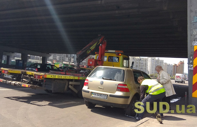 Немноголюдные дорожки скверов, активное ожидание решения Днепровского райсуда и эвакуация автомобиля — Киев на самоизоляции 28 апреля, фото