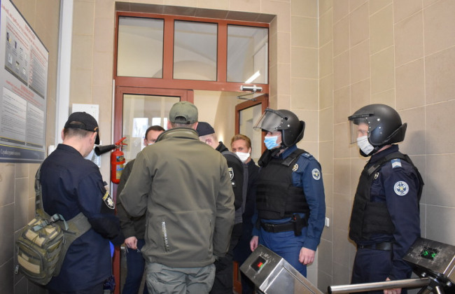 Стало известно, чей адвокат принес в Печерский райсуд муляж гранаты