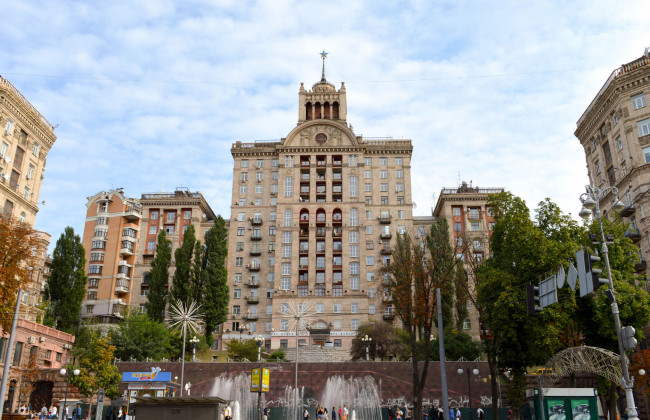 На Крещатике от здания отломился ржавый шпиль и повредил крышу: фото