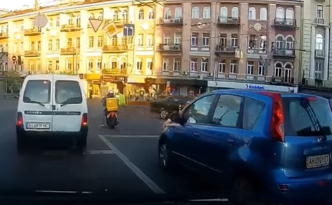 Хотел проскочить на красный: в Киеве Mercedes на полном ходу сбил мотоциклиста, видео