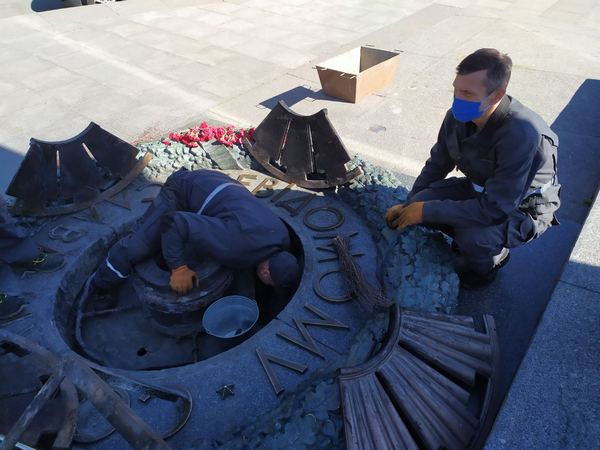 В Киеве вандалы забросали мусором Вечный огонь, фото