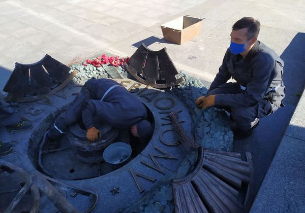 В Киеве вандалы забросали мусором Вечный огонь, фото