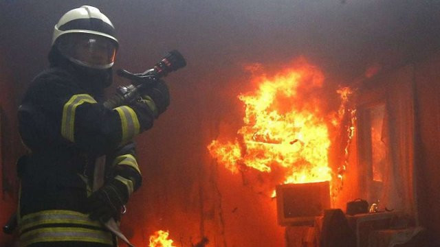 На львівському заводі спалахнула масштабна пожежа: відео