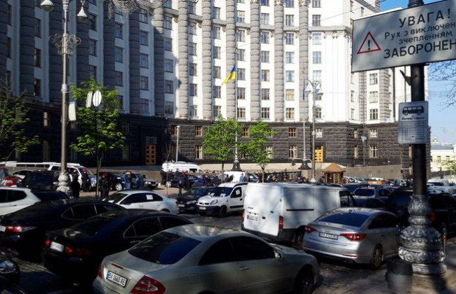 Требуют завершить карантин с 1 мая: под зданием Кабмина предприниматели устроили акцию протеста, фото